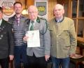 Bild: bö
Mit der großen Verdienstauszeichnung des Oberpfälzer Schützenbundes würdigte Gauschützenmeister Heinrich Fraunholz (rechts) den ehemaligen Schützenmeister der Burgschützen Hohenburg, Alfred Kürzinger (mit Urkunde) aus. Dazu gratulierten Schützenmeister Josef Scharr und Bürgermeister Florian Junkes (von links).