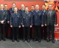 Bild: mde
Bürgermeister Werner Nickl, die Kommandanten Alfred Vogel und Peter Denz (von rechts), Kreisbrandmeisterin Alexandra Müller, Kreisbrandinspektor Otto Braunreuther und Kreisbrandmeister Florian Braunreuther (Zweite, Dritter und Fünfter von links) gratulieren Hauptlöschmeister Roman Schäffler, Feuerwehrmann Lukas Häckl, den Oberfeuerwehrmänner Thomas Daubitz und Nick Danowski, Oberfeuerwehrfrau Tina Wolf, den Löschmeistern Peter Kreuzer, Marcel Schraml, Marco Filbinger und Michael Denz sowie den Oberlöschmeistern Peter Wolf, Norbert Weismeier, Christian Schmid und Alexander Schraml.