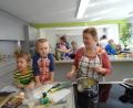 Bild: njn
Viel Spaß hatten in der Schulküche Kinder und Eltern beim gemeinsamen Kochkurs.