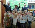 Bild: gto
Die Lintacher Feuerwehr spendet für den örtlichen Kindergarten Hinten (von rechts): Kassier Matthias Rehaber, Kindergartenleiterin Ulrike Schießlbauer und Vorsitzender Tobias Göbl mit den erfreuten Lintacher Kindern.