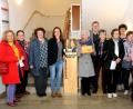 Bild: Stephan Huber
Die Kreativgruppen des Maria-Seltmann-Hauses übergeben dem Diakon Wolfgang Reuther (stehend, hinten) ihre Spende. Susanne Meichner (Vierte von links), Leiterin des Maria-Seltmann-Hauses, ist stolz.