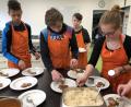 Bild: exb
Schüler kochen mit Profi Maria Burkhard.