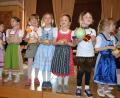 Bild: exb
Die alte Volksweise "Kikeriki" stimmen die Buben und Mädchen der musikalischen Früherziehung im Schlosssaal. Dabei darf Federvieh in Spielzeug- und Plüsch-Versionen nicht auf der Bühne fehlen.