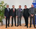 Bild: Bayreuther/exb
Sie diskutierten mit denUnternehmern des IHK-Gremiums Amberg-
Sulzbach über regionale Verkehrsinfrastrukturprojekte und die Wirren des Brexits
(von links): Gremiumsvorsitzender Dr. Rolf Pfeiffer, der Amberger IHK-Geschäftsstellenleiter Bernhard Reif, Markus Huber, stellvertretender Abteilungsleiter International bei der IHK, Bauoberrat Stefan Noll und Leitender Baudirektor Henner Wasmuth vom Staatlichen Bauamt Amberg-Sulzbach.