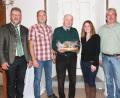 Bild: pi
"Danke" sagen Albert Kick (Mitte), Bürgermeister Johann Maurer, der neue Jagdvorsteher Andreas Götz, Revierleiterin Michaela Hamann und der stellvertretende Jagdvorsteher Peter Janker (von links). Von Janker gibt es einen Brotzeitkorb, Bürgermeister Maurer schenkt eine Uhr mit Gemeindewappen.