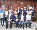 Bild: gz
Der OWV-Vorsitzende Josef Frischmann (vorne, rechts) gratuliert Schriftführer Manfred Stahl (Zweiter von rechts) zur Ernennung zum Ehrenmitglied.