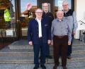 Bild: wro
Neuer Vorsitzender beim Tischclub „Alte Herren“ ist Ferdinand Dietz (hinten rechts). Unterstützt wird der Wiesauer von Hans Brosch (vorne rechts). Die Vereinskasse führt Georg Wurzer (hinten links). Zweiter Bürgermeister Fritz Holm (vorne links) prüft die Kasse.