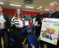 Bild: Hirsch
City-Manager Roland Kittel, seine Mitarbeiterin Sandra Grabinger, Zweiradhändler Peter Hartl und Oberbürgermeister Andreas Feller (von links) werben für die Aktion "Baustellenpass", bei der es einen Motorroller zu gewinnen gibt.