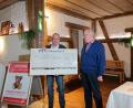 Bild: lue
Der erste Vorsitzende der Freiwilligen Feuerwehr Röthenbach im Steinwald Hubert Schricker (links) übergibt einen Scheck über 11 000 Euro an Herbert Putzer von der Kinderkrebshilfe Oberpfalz-Nord.