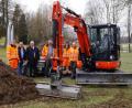 Bild: weu
Bürgermeister Heinz Weigl (dritter von links) und der Berater der Firma BIV, Peter Prem (zweiter von links) überzeugten sich von der Leistungsfähigkeit des neu angeschafften Baggers. Das Team des Bauhofs freut sich über das neue, moderne Gerät und zeigte sich überaus zufrieden.