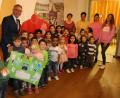 Bild: Stadt Tirschenreuth
Die Kinder mit Bürgermeister Franz Stahl, Erzieherin Heike Hottner sowie den Kinderpflegerinnen Ria Schwarz, Katharina Eckstein und Lara Gradl (von links) beim Besuch im Rathaus.