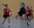 Bild: ham
Nur fliegen ist schöner: Marie Fiala (am Ball) setzte elegant zum Wurf an und steuerte zwei Treffer zum Heimsieg der HSG Nabburg/Schwarzenfeld bei.