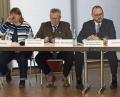 Bild: jrh
Landrat Andreas Meier (Mitte) leitet die Sitzung des Regionalen Planungsverbandes Oberpfalz-Nord. Mit ihm auf dem Podium (von links) Bettina Witt, Schwandorfs Oberbürgermeister Andreas Feller und die Regierungsvertreter Axel Koch und Michael Kreißl.