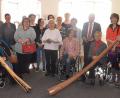 Bild: Kunz
Mit Didgeridoo-Klängen der Gruppe "Boundless" eröffnet unter anderem Initiatorin Susanne Kempf (Sechste von links) die Ausstellung "Denken, Fühlen, Malen" in der Galerie des Alten Schulhauses.