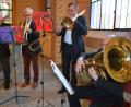 Bild: jr
Mit der Tuba bereicherte Pfarrer Martin Schlenk (rechts) den achtköpfigen evangelischen Posaunenchor.