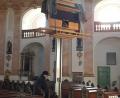 Bild: kro
Die Ersatzorgel wird in der Kappl-Kirche mittels eines hydraulischen Hebers in die Höhe gehievt.