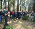 Bild: bey
Forstamtmann Stephan Stangl (im Vordergrund links) und Forstoberinspektor Sebastian Höllerer (rechts) geben im Pleysteiner Stadtwald Empfehlungen und Ratschläge für den Waldumbau.