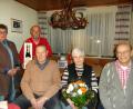Bild: hl
Die Vertriebsleiterin der Kulmbacher Brauerei, Edith Weiß (links), und Vereinswirtin Maria Zillner (Zweite von rechts) gratulieren den drei Gründungsmitgliedern des „Wilden Mannes“, Georg Wagner, Martin Böll und Hans Lukas (von links), zum 50. Vereinsjubiläum.