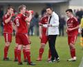 Bild: A. Schwarzmeier
Trainer Tobias Bernklau stimmt die Spieler der SpVgg Pfreimd bereits auf die Saisonverlängerung ein. Über die Relegation soll der Klassenerhalt in der Landesliga Mitte doch noch gelingen.
