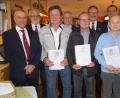 Bild: du
Der Vorstand des Männergesangvereins "Frohsinn" zeichnet Georg Beer, Heribert Pöppel und Ernst Lenk senior (vorne, von links) für 40 und 50-jährige Treue mit Urkunden aus.
