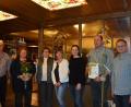 Bild: bej
Herbert Zangl (rechts), Michael Baier (links) und Zweite Bürgermeisterin Maria Baumer (Dritte von links) dankten Wolfgang Krämer, Evi Siegel sowie Kreisfachberaterin Heidi Schmid (Zweite von links). Doreen Zach (Dritte von rechts) erhielt einen Gutschein über einen Geburtsbaum für ihre Tochter Lenia.