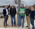 Bild: bk
Neben Bürgermeister Ludwig Biller (Zweiter von Links) freuen sich die Initiatoren Severin Hirmer, Julian Kraus, Michael Säckl und Julia Härning (von links) über die Inbetriebnahme der zwei vom Gemeinderat beschlossenen W-Lan-Standorte.