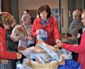 Bild: rgr
Die Mitglieder des Katholischen Frauenbunds verkaufen in der Friedenskirche Grafenwöhr das Solibrot.