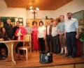 Bild: prh
Neben humorvoller Theaterkost servieren die Laiendarsteller des Störnsteiner Schlossbergtheaters der MS-Kontaktgruppe Neustadt/Weiden Kaffee und Kuchen sowie eine Brotzeit. Regisseur Herbert Mittelmeier (Dritter von links) überreicht an Marlies Schlegel (Fünfte von links) nach der Vorstellung zusätzlich eine Spende von 1000 Euro.