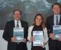 Bild: gib
Den Leitfaden „Elektromobilität in Unternehmen“ stellten (von links) Guido Weißmann und Emma Costa Argemi von „Bayern Innovativ“ zusammen mit IHK-Hauptgeschäftsführer Jürgen Helmes vor.