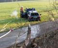 Bild: pml
Der Mercedes des 36-Jährigen schleudert nach dem Zusammenstoß über die Böschung und landet in einer Wiese.