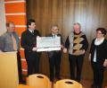 Bild: gz
Pfarrer Erwin Bauer (Zweiter von rechts) bedankt sich bei der Kolpingsführung mit Agnes Härtl, Gregor Härtl, Hans-Jürgen Schnappauf und Georg Bauer (von rechts) für die Spende.