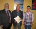 Bild: exb
Pfarrer Arnold Pirner (links) und KAB-Betreuerin Helga Goschler zeichnen Josef Meiler mit Urkunde und Nadel für 40 Jahre Mitgliedschaft bei der KAB aus.