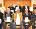 Bild: es
Kreisvorsitzender Richard Berger (hinten, links), zweiter Bürgermeister Hans-Peter Klünner (hinten, Zweiter von rechts) und Vorsitzender Hubert Schönberger (vorne, rechts) danken Herbert Klinger, Hans Wurzer, Alfred Rößler, Michael Stubenvoll (vorne, von links), Wilfried Schlosser (hinten, rechts), Johann Schönberger und Johann Kick (hinten Zweiter und Dritter von links) für ihre Vereinstreue.