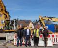 Bild: Stefanie Gradl
Bauamtsleiter Stefan Ertl besichtigt zusammen mit Bürgermeister Hans-Martin Schertl die Baustelle in der Auerbacher Straße in Sorghof. Thomas Bartl und Walter Keck (von links) von der Firma Schulz geben dazu Informationen.