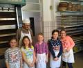 Bild: hl
Bäckermeister Josef Reichenberger führt die Kommunionkinder durch seine Backstube, in der sie auch selbst Brote backen dürfen.