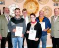 Bild: njn
(von links) Zweiter Gauschützenmeister Martin Häupler, Martin Meister, Franz Schmidt, Christa Reindl, Johann Zeitler und Vorsitzender Bernhard Wenning