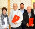 Bild: mef
Helmut Schopper (Bildmitte) ist seit sechs Jahrzehnten Mitglieder bei den Flosser Sozialdemokraten. Karl Tabert (zweiter von rechts) und Adolf Lacher (zweiter von links) gehören 40 Jahre der Partei an. Es gratulieren SPD Kreisvorsitzender Markus Ludwig (dritter von links) mit den Ortsvorsitzenden Eli Dreßler (links) und Alexander Meier (rechts) sowie Bürgermeister Günter Stich (dritter von rechts).