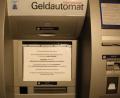 Bild: bjp
Noch ist der einbruchgeschädigte Geldautomat der Trabitzer Raiffeisenbank außer Betrieb, doch demnächst - einen genauen Tag konnte die Bank noch nicht nennen - soll ein Leihgerät und in wenigen Wochen ein ganz neuer Automat zur Verfügung stehen. Somit sind die wichtigsten Basis-Bankdienstleistungen sichergestellt, wenn die Geschäftsstelle Anfang Mai in eine Selbstbedienungsfiliale umgewandelt wird. Bild: bjp