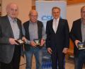 Bild: jr
Mit Dankurkunden, der Bronzenen Ehrenraute der CSU und der Münze „100 Jahre Freistaat Bayern“ dankte der scheidende CSU-Ortsvorsitzende Roland Grillmeier (2. von rechts) lang gedienten CSU-Vorstandsmitgliedern. Im Bild (von links) Stefan Zeitler, Theo Schaumberger und Josef Schwägerl.