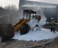 Bild: jr
Ein Raub der Flammen wurde ein Radlader in Großbüchlberg. Mit Hilfe von Schaumlöschmittel konnte der Brandherd gestoppt werden.