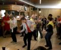 Bild: exb
Unter der Federführung der Gymnastikgruppenleiterin Brigitte Steger tanzen die Frauenbund-Mitglieder spontan beim Weltfrauentag-Flashmob mit.