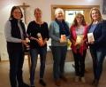 Bild: exb
Einen informativen und interessanten Vortrag zum Thema "Fairer Handel" hielt Frau Marlene Schmieder (dritte von rechts) bei der Kath. Landvolkbewegung. Zusammen mit Frau Gradl vom Eine-Welt-Team Tirschenreuth (erste von links), der scheidenden Vorsitzenden Monika Jäger (zweite von rechts) und den beiden neuen Vorsitzenden Lucia Ziegler (zweite von links) und Elke Beer (erste von rechts) präsentierten sie eine kleine Auswahl von Produkten, die im Eine-Welt-Laden in Tirschenreuth erhältlich sind.