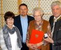 Bild: mef
Ilse Galland (zweite von rechts) erhält die Willi-Brandt-Medaille und den Ehrenbrief der SPD. Vorsitzende Eli Dreßler (von links), Kreisvorsitzender Markus Ludwig und Bürgermeister Günter Stich gratulieren.