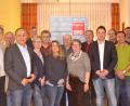 Bild: ads
Der SPD-Ortsverein Schnaittenbach stellt sich mit der Vorstandswahl neu auf: Gerald Dagner (links) gibt nach 13 Jahren den Vorsitz an Daniel Hutzler (Siebter von rechts) ab. Europaabgeordneter Ismail Ertug (Dritter, von links) gratuliert. Auch Gerhard Heindl, Matthias Kick, Kerstin Maunz, Franz Schumann, Annette Rieck-Silio, Manfred Leitl, Bärbel Grützner, Rudolf Bergmann, Günter Schuller, Christian Hartmann, Manfred Kick, Manfred Zerhau, Manfred Dagner und Uwe Bergmann werden in das Vorstandsgremium gewählt.