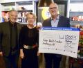 Bild: usc
Franz Wittmann (rechts) gratulierte mit einer Spende, über die sich der Vorsitzende des Eine-Welt-Ladens e.V., Helmut Kollhoff (links) und Cornelia Siebenbürger, der Motor des neuen Ladens, sehr freuten.