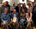 Bild: R. Kreuzer
Vorsitzender Ralph J. Schuh (stehend, links) gratuliert den Geehrten.