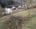 Bild: rrd
Büsche und Bäume sind schon zurückgeschnitten. Die Photovoltaik-Anlage, die von dieser Böschung aus Freibad und Kläranlage mit Strom versorgen soll, muss aber erst noch planungsrechtliche Hürden überwinden.