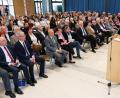 Bild: do
Zahlreiche Ehrengäste, unter ihnen Pädagogen, Kirchen- und Behördenvertreter, Kommunalpolitiker, Elternvertreter und Schüler verfolgen in der Aula des Eschenbacher Gymnasiums die Amtseinführung des neuen Schulleiters.