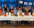 Bild: Bühner
Kinder der Montessori-Schule freuen sich über den Beifall, den sie nach Enthüllung ihrer Ausstellungsstücke erhalten haben. Mit dabei auch die beiden Lehrerinnen Sabrina Völkl (hinten, Erste von links) und Stefanie Scheidler (hinten, Zweite von rechts).