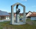 Bild: Portner
Das Knellinger-Denkmal an der Teunzer Straße/Abzweigung Wolfgrubenweg wurde im Jahr 1999 auf Initiative des Heimatkundlichen Arbeitskreises errichtet. Neben den Sitzbänken erfreuen im Sommer die Rosenbeete.